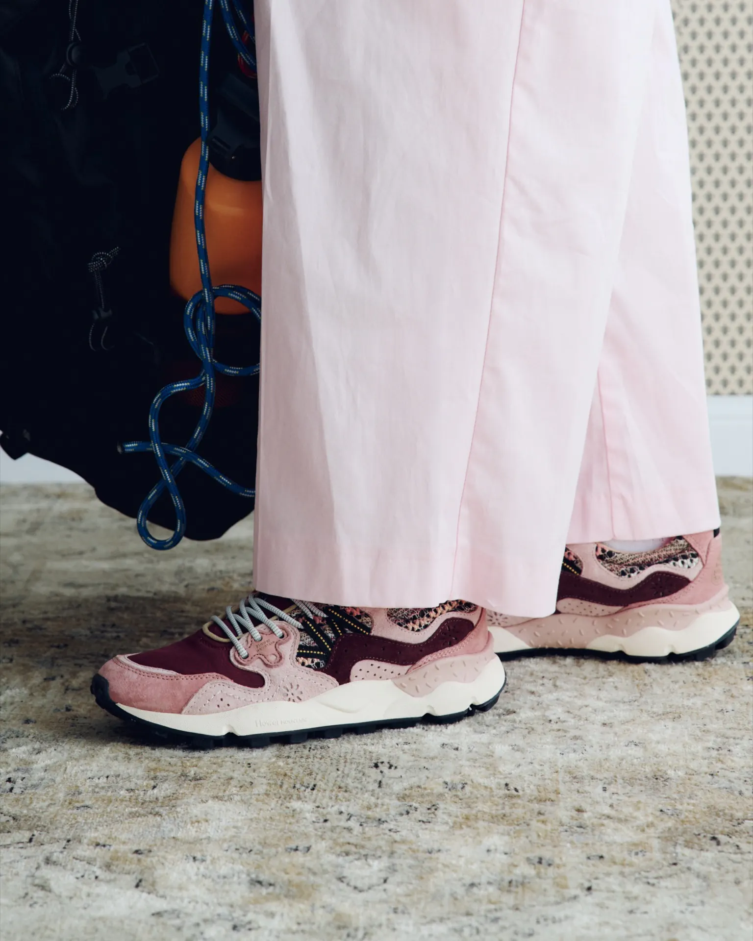 Rosa Flower-Mountain-Sneaker zu weiter rosa Hose