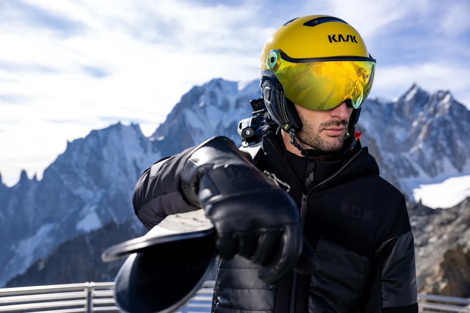 Skifahrer mit gelbem KASK-Visierhelm