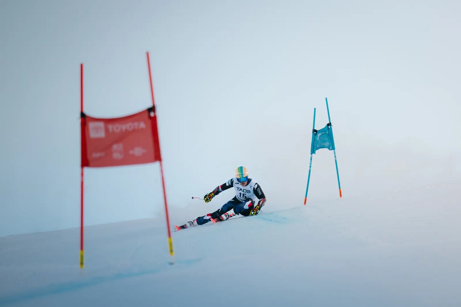 River Radamus fährt im Riesenslalom zwischen roten und blauen Toren