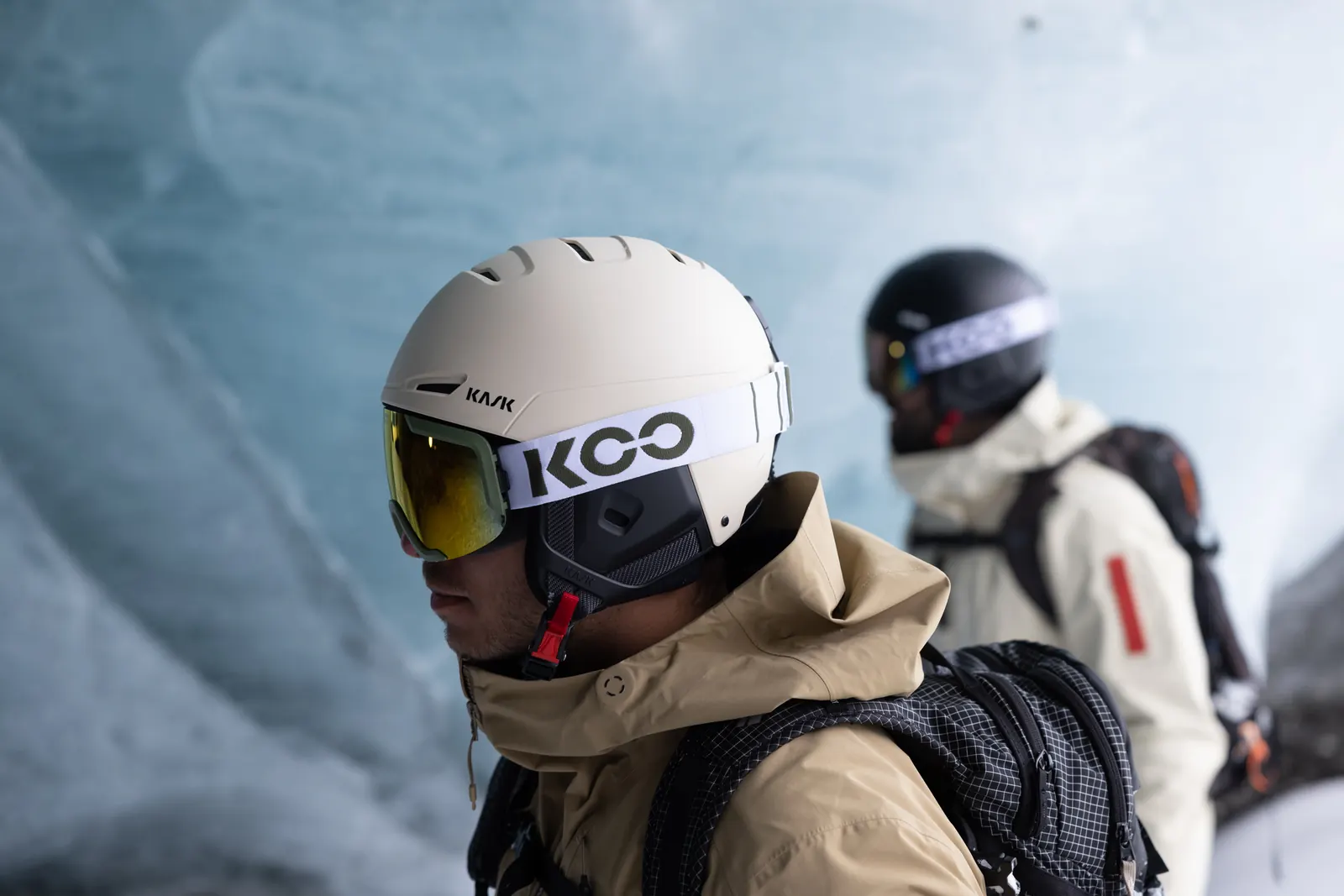 Freerider mit KASK-Helm und Skibrille in einer Gletscher-Eishöhle