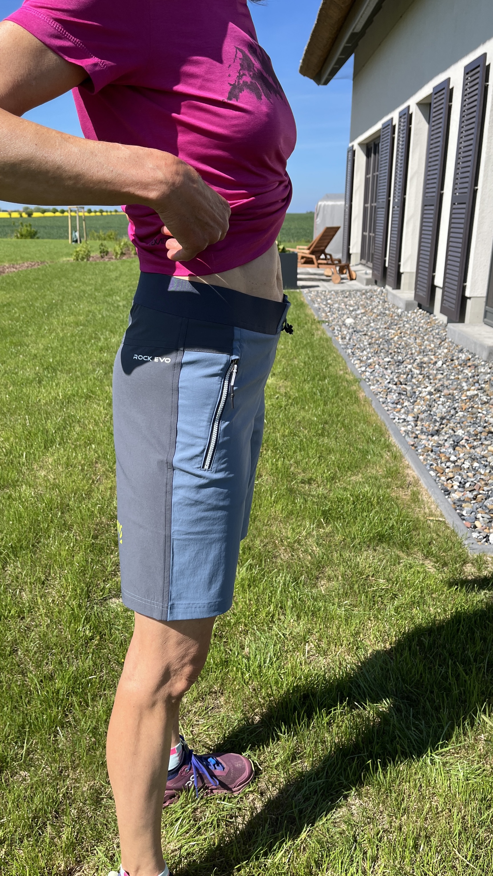 Karpos Rock EVO Bermuda from the side with zipped pockets, worn by tester Ines Hauser