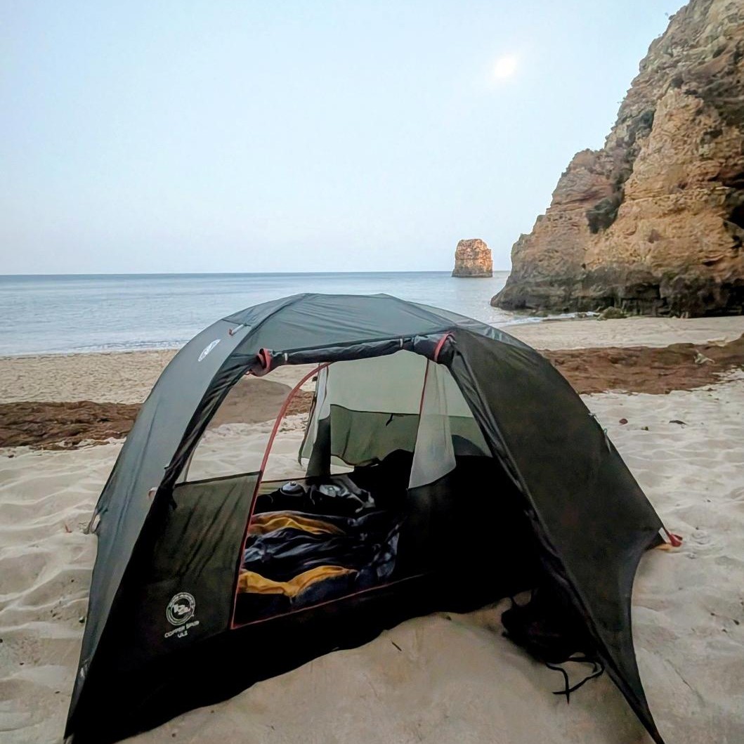 Nemo Disco 15 Schlafsack im Zelt am Strand in Portugal