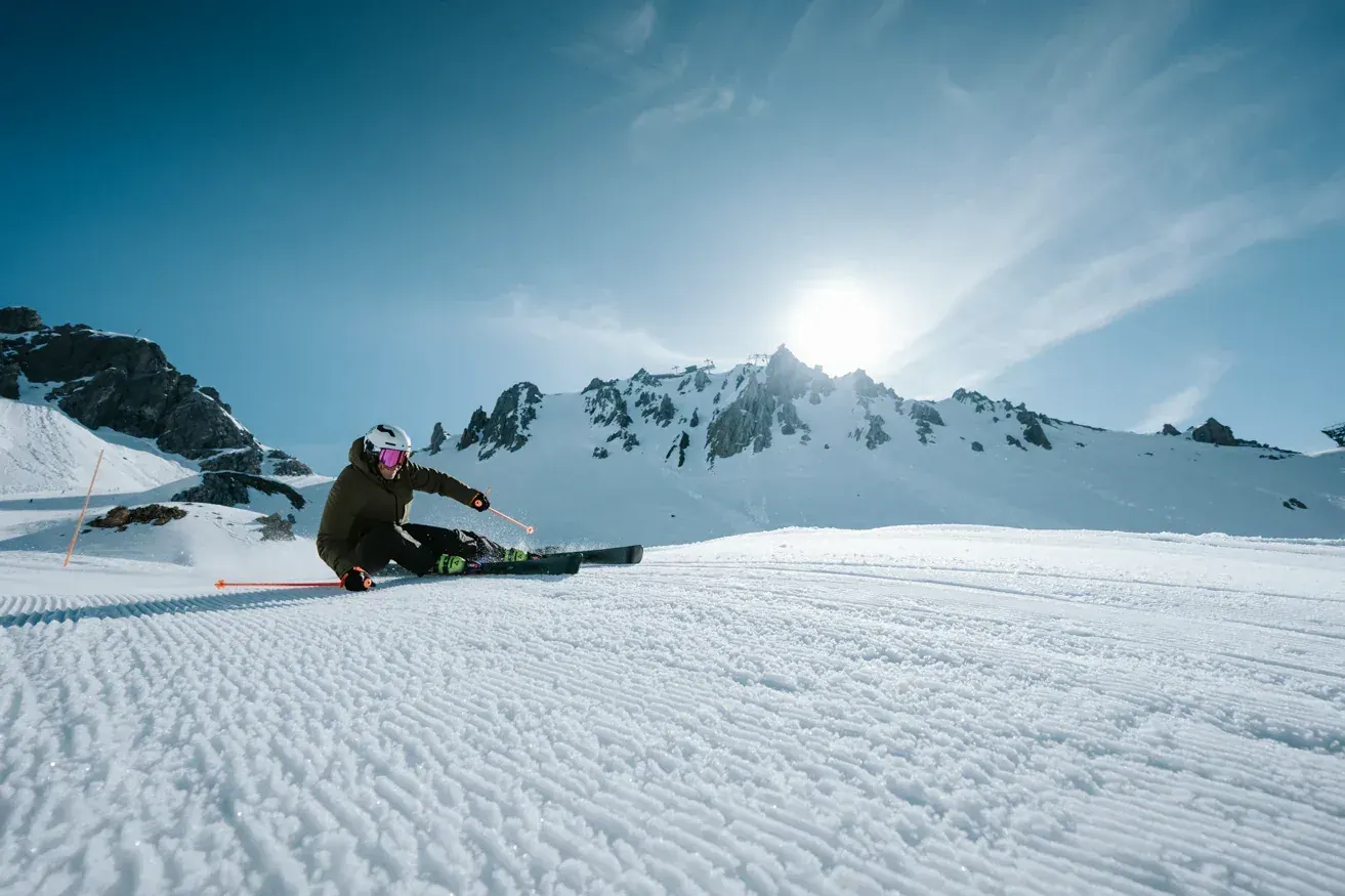 Skifahrer in der Jacket Style Lumineo bei einer Kurvenfahrt