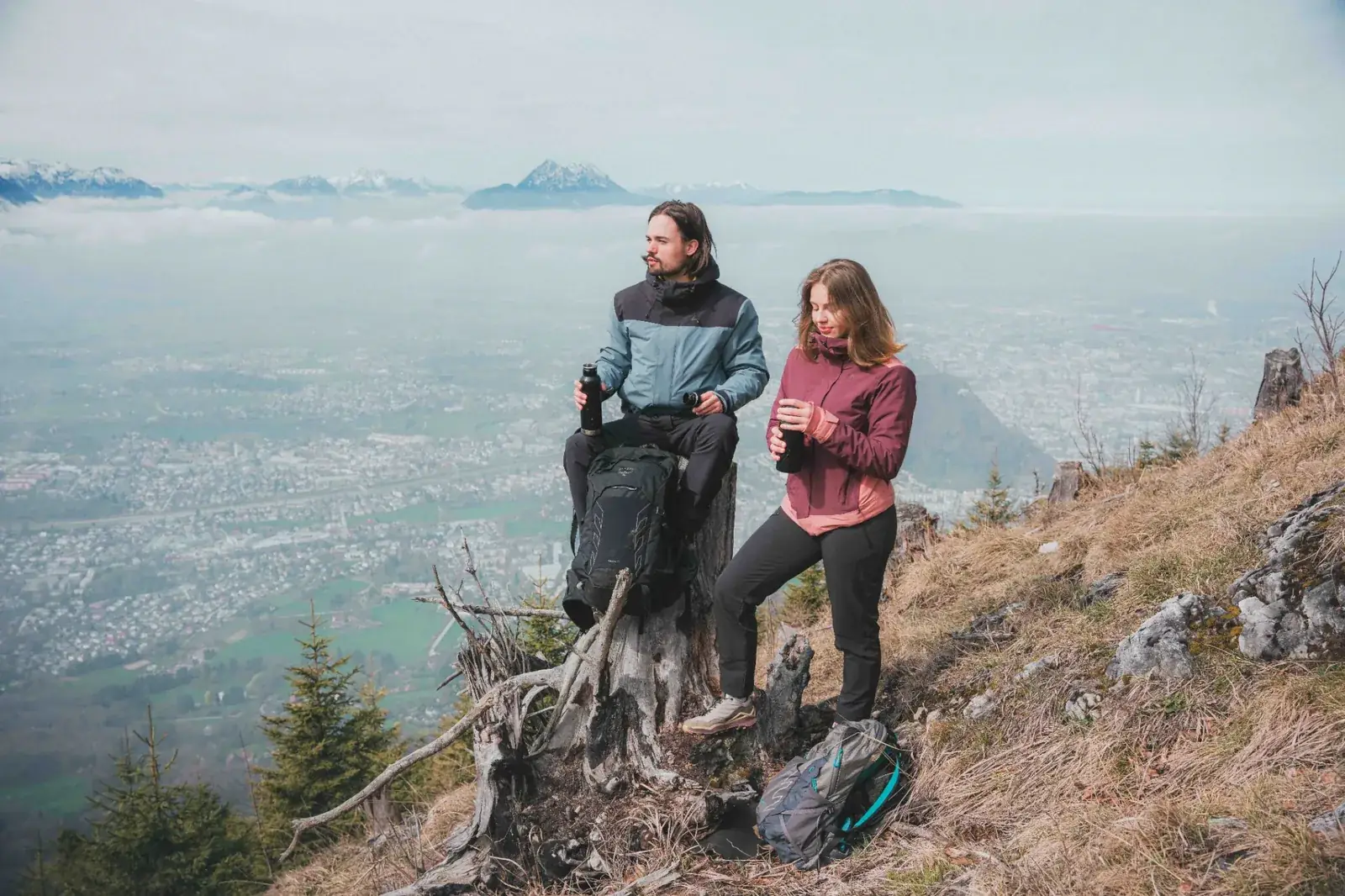 Zwei Wanderer in der 3in1 Jacket Style Refoca bei einer Rast mit Bergpanorama