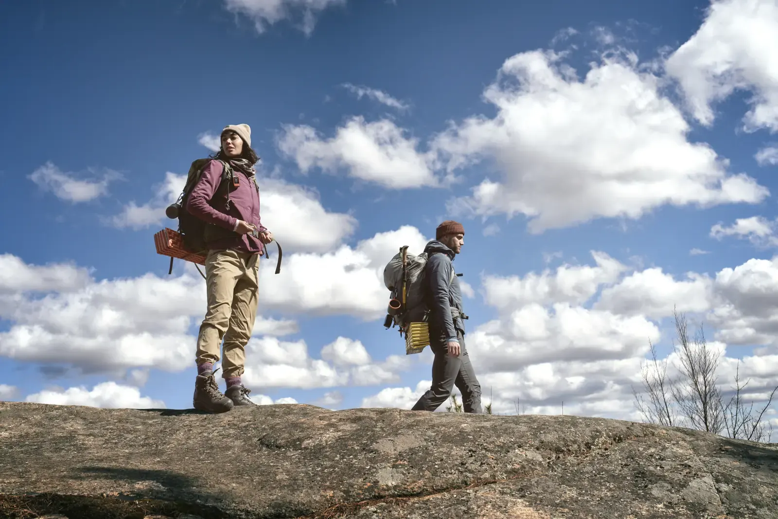 Zwei Wandernde auf einem Felsrücken unter Wolkenhimmel