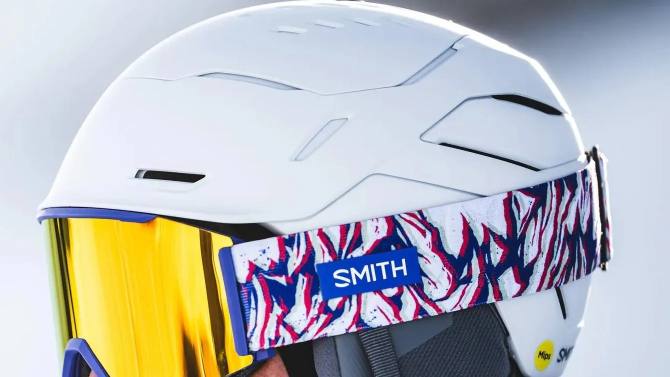 Weißer Smith-Vantage-2-Skihelm mit Skibrille, hinten am Helm das gelbe Mips-Zeichen