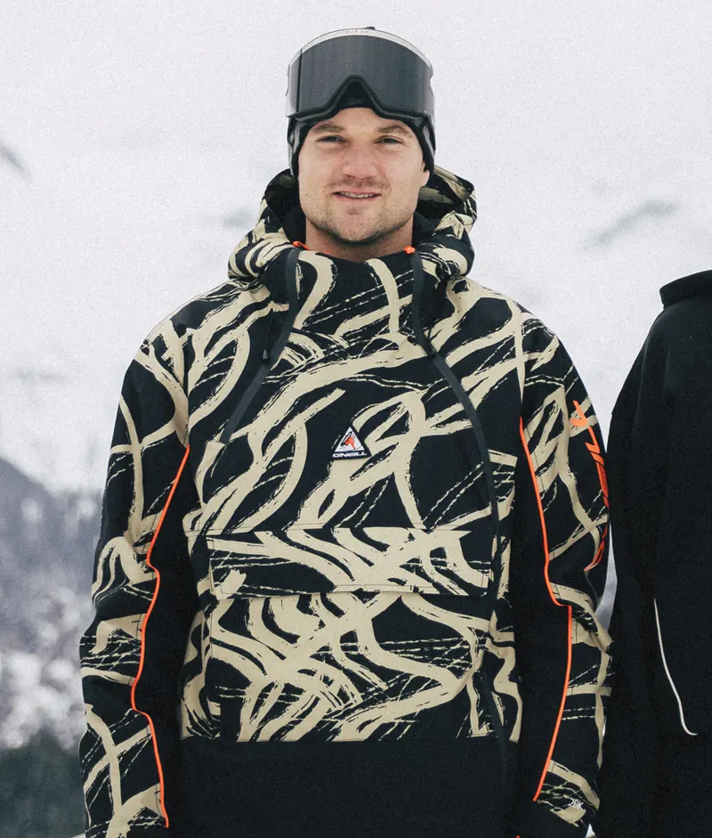 Snowboarder in der O'Neill FWC'Play Asymmetric Snow Jacket am Hang