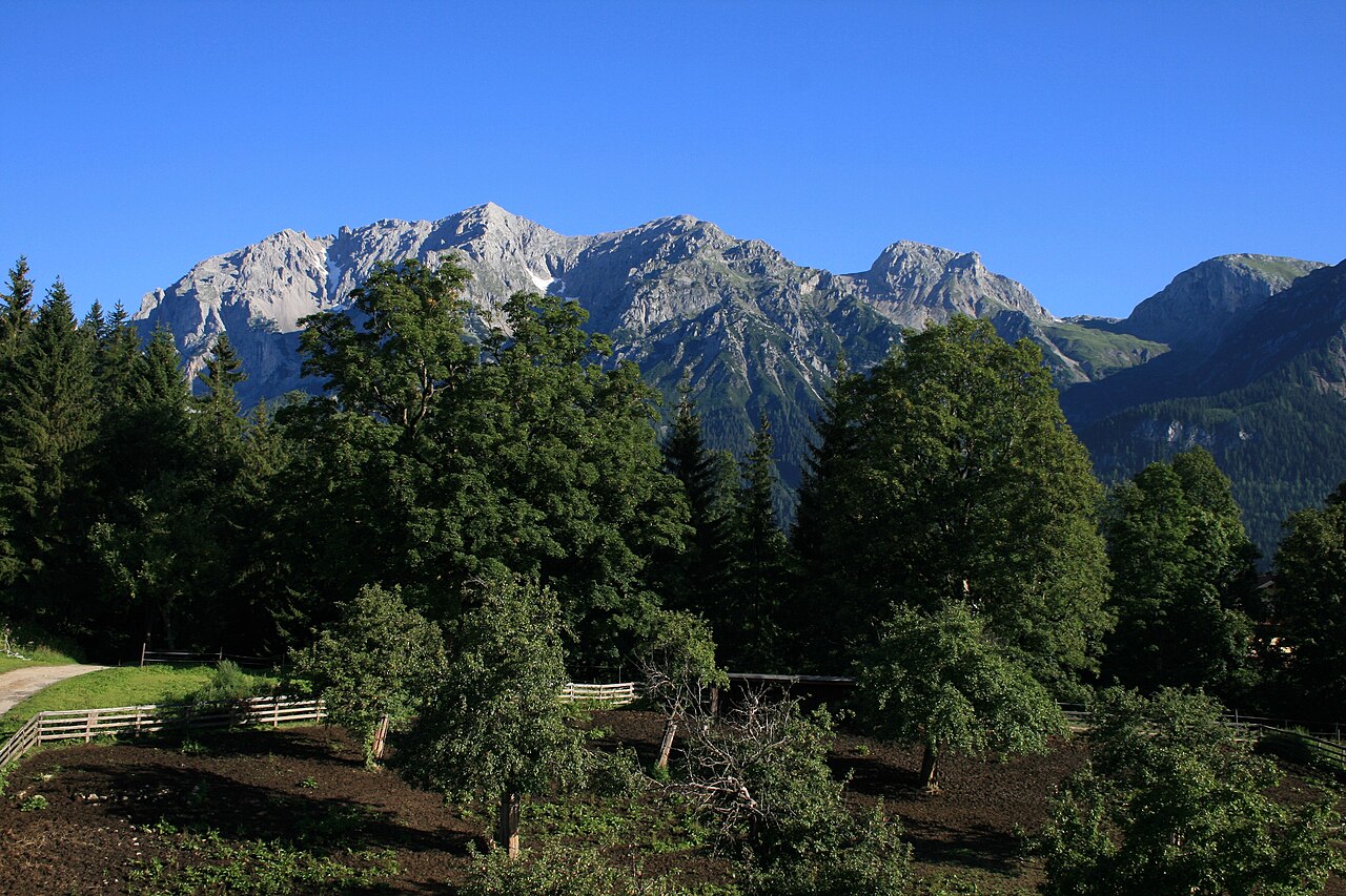 Ramsau mit Blick auf die Dachstein-Südwand im Sommer