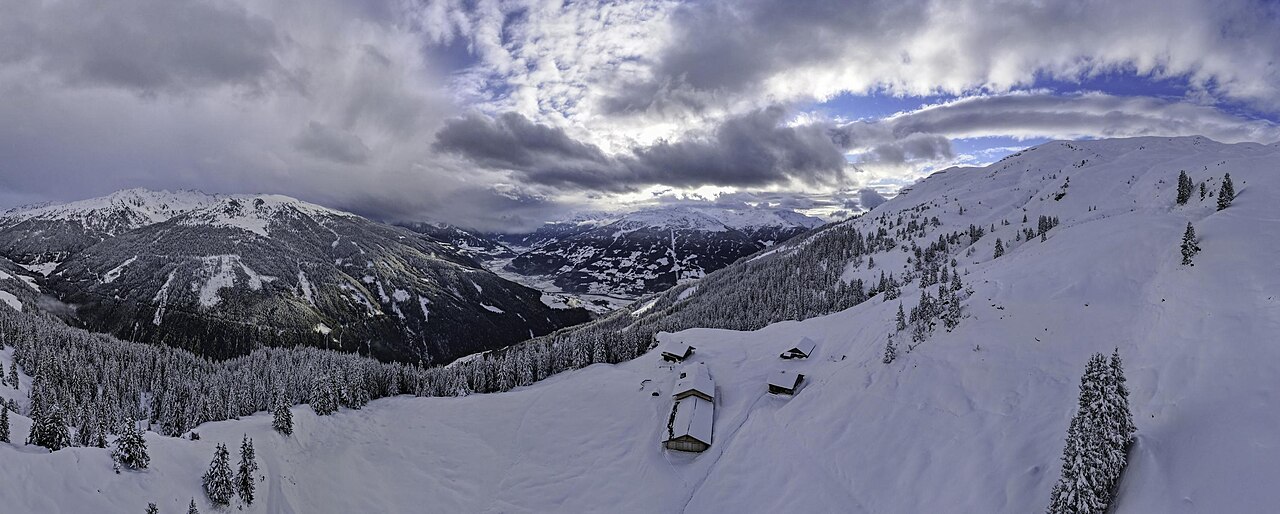 Schneebedecktes Zillertal vom Standkopf aus