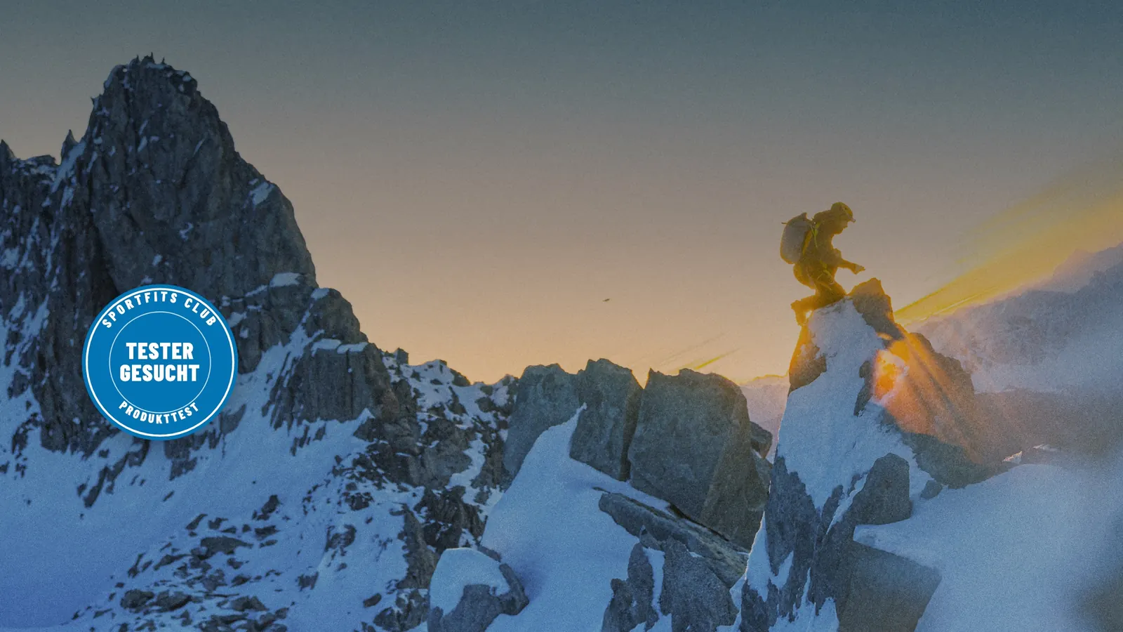 Alpinist auf einem verschneiten Felsgrat im Morgenlicht, daneben ein Stempel „Tester gesucht"