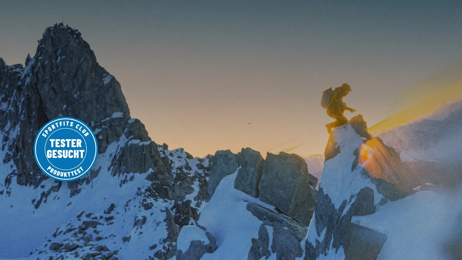 Alpinist auf einem verschneiten Felsgrat im Morgenlicht, daneben ein Stempel „Tester gesucht"