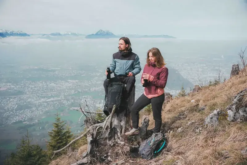 Zwei Wanderer bei einer Pause über dem Nebelmeer in der Schöffel 3in1 Jacket Style Refoca