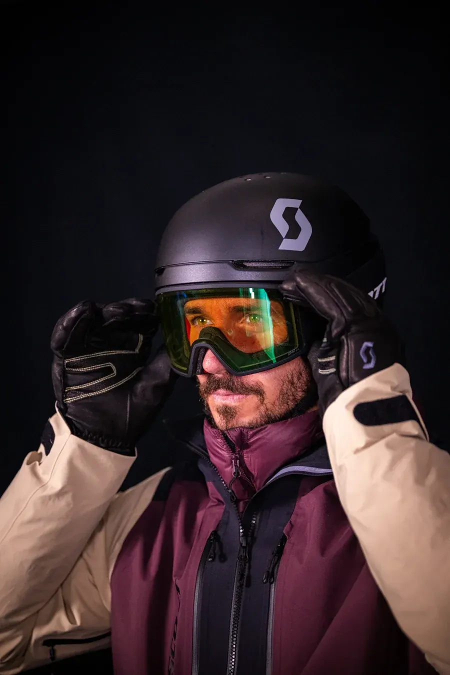 Felix Neureuther setzt die Scott-Skibrille Neo mit grün verspiegelter Scheibe auf, dazu Helm und Handschuhe von Scott