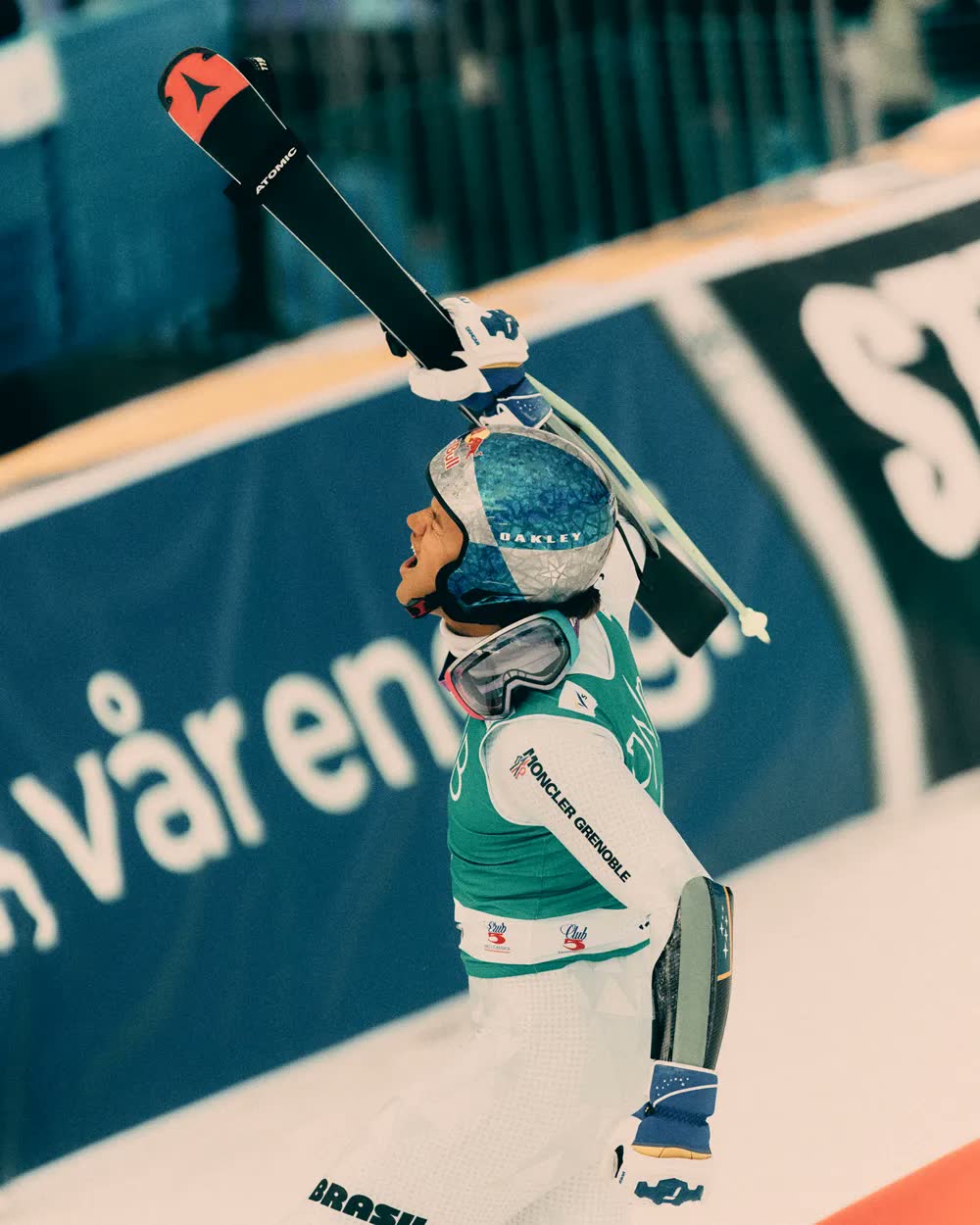 Lucas Pinheiro Braathen reckt jubelnd die Ski in die Höhe