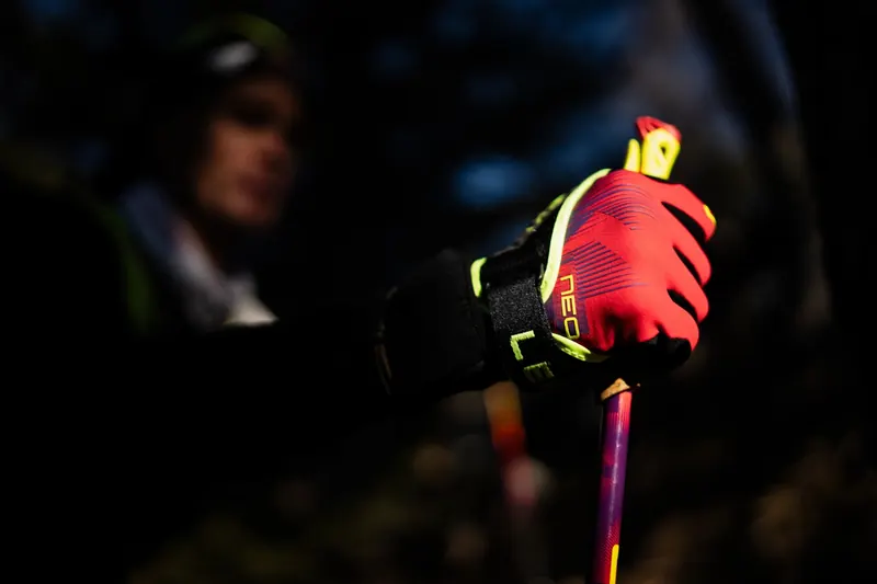 Hand im LEKI-Handschuh greift einen Trailrunning-Stock