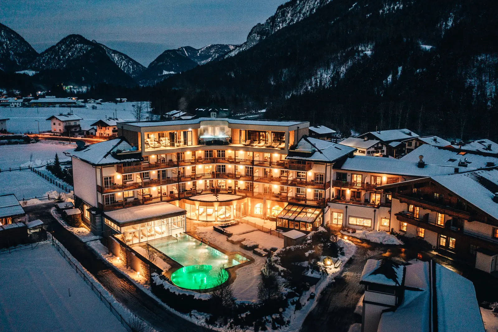 Modernes Familienresort mit Thermalpool bei Nacht