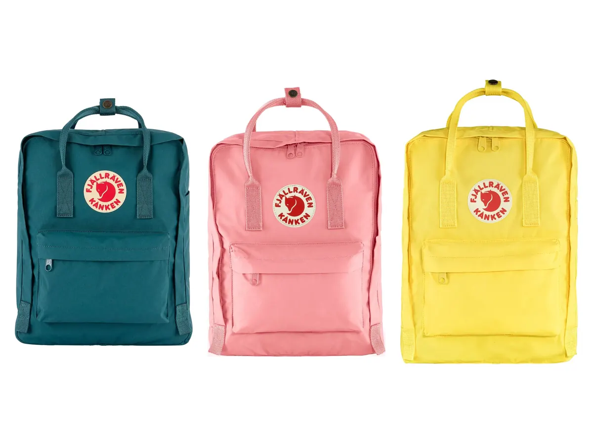 Drei Fjällräven-Kånken-Rucksäcke in Petrol, Rosa und Gelb