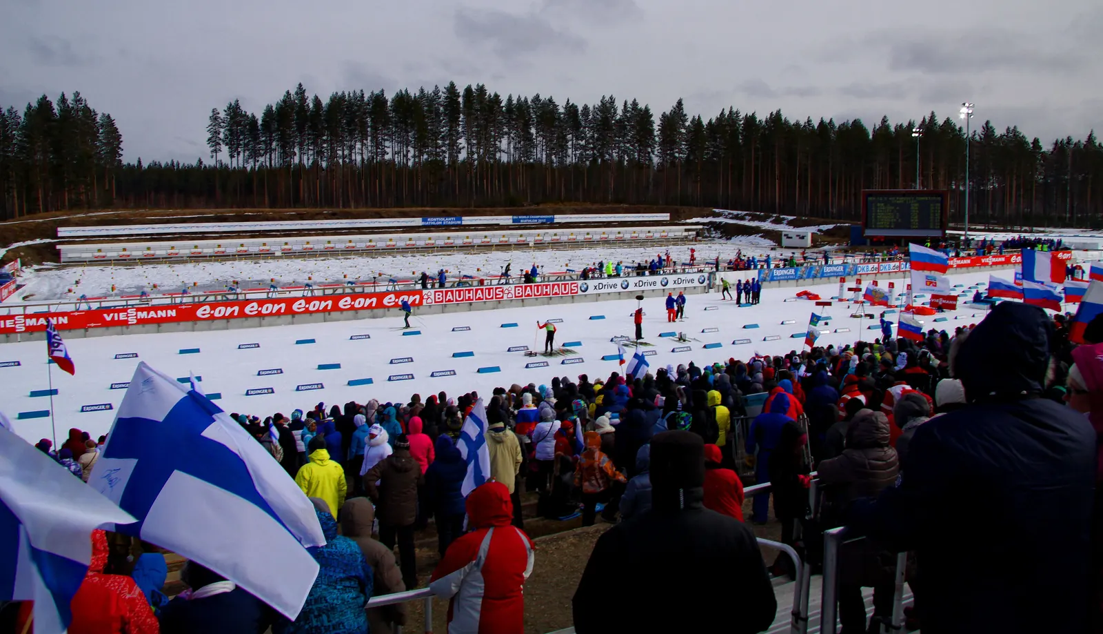 Zuschauer mit finnischen Fahnen im Biathlonstadion Kontiolahti