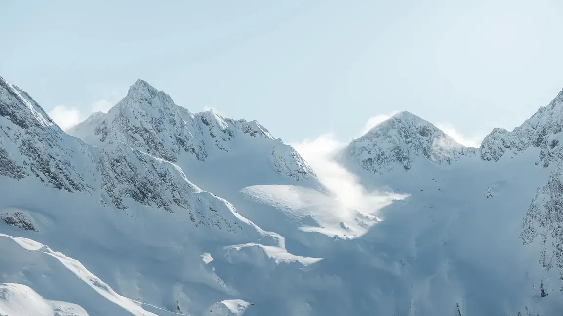 Verschneite Hänge über Obergurgl im hinteren Ötztal
