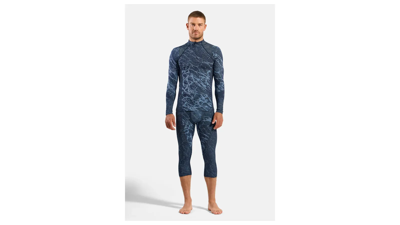 Mann im Odlo-Performance-Warm-Blackcomb-Set aus Langarmshirt und Dreiviertelhose