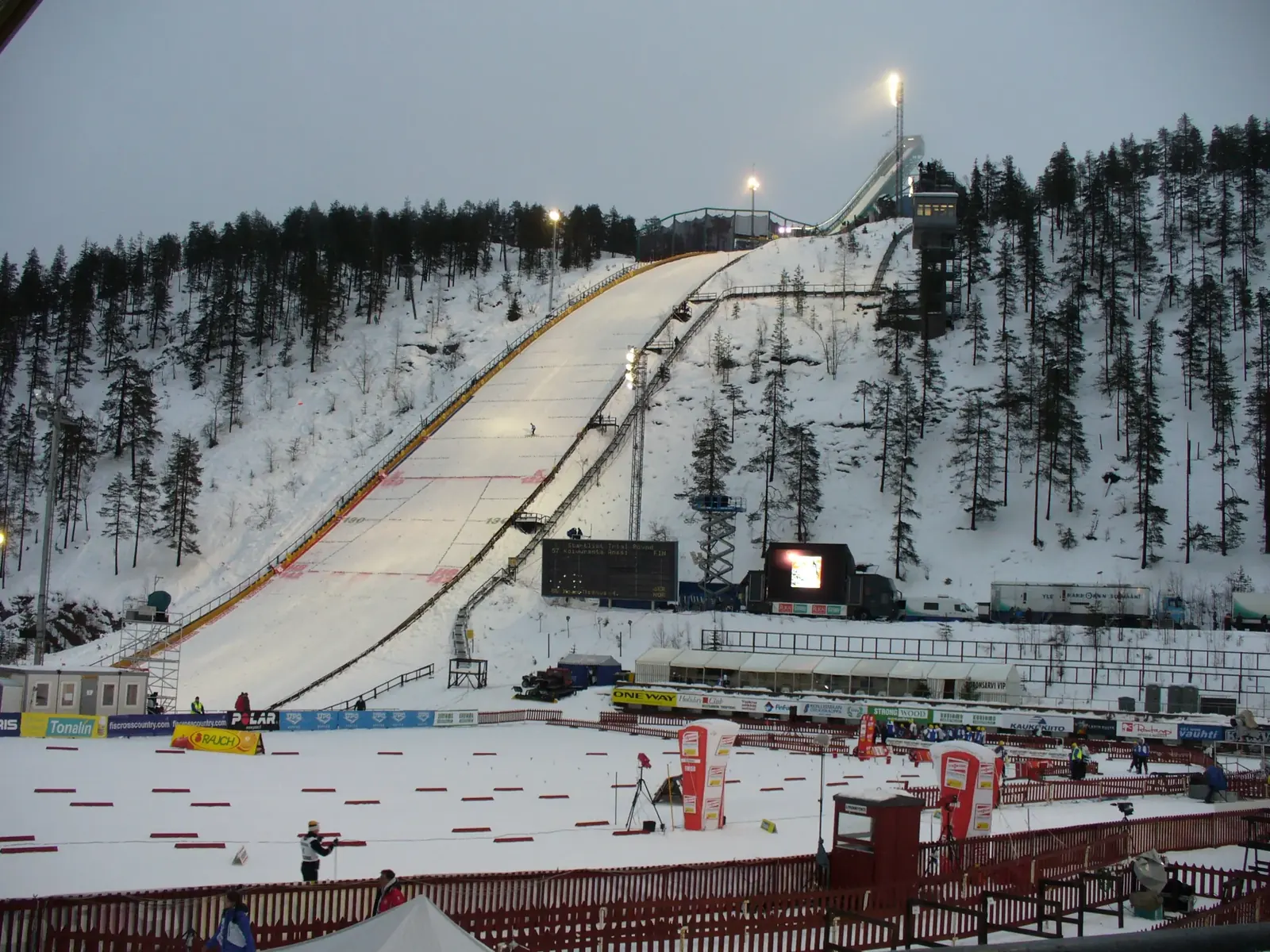 Skisprungschanze und Langlaufstadion in Ruka im Winter