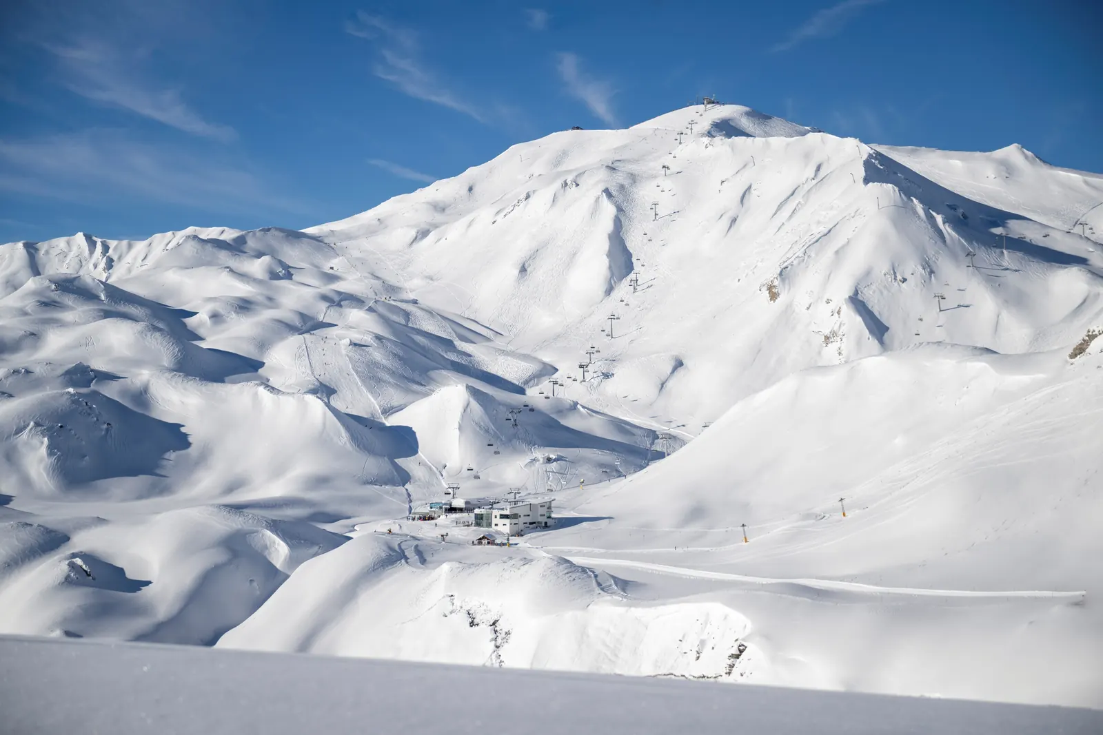 Weite verschneite Hänge mit Sesselbahnen und Bergstation im Skigebiet oberhalb von Samnaun