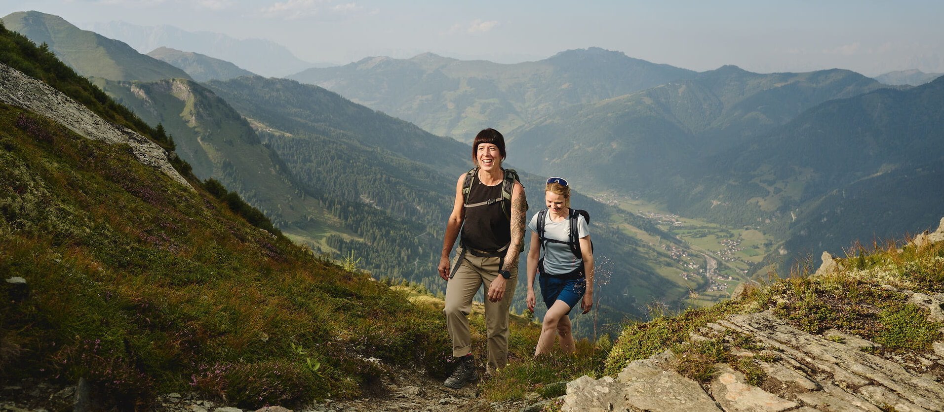 Zwei Wanderinnen auf einem Bergweg auf der Schlossalm über dem Gasteinertal