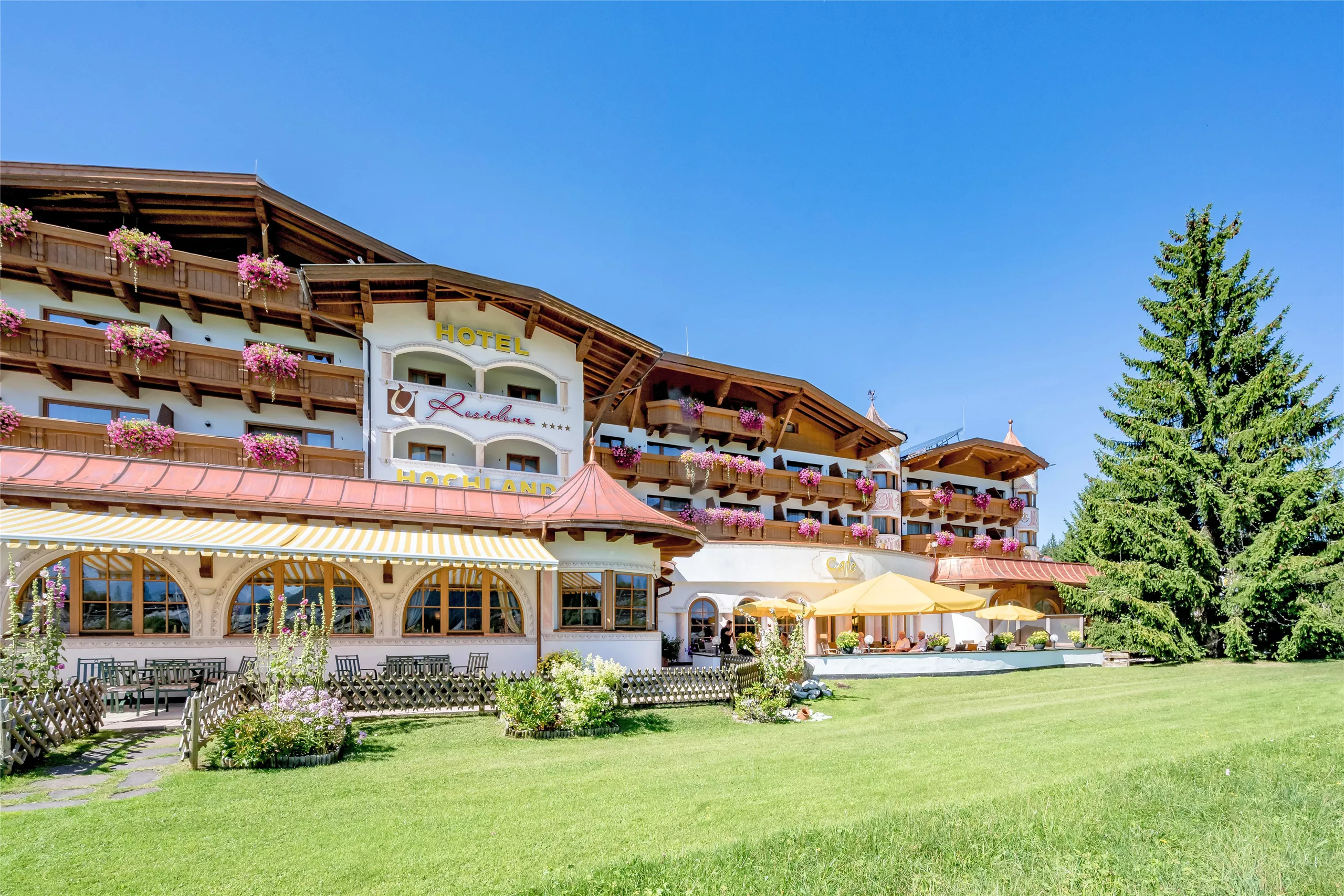 Terrasse mit Markisen und Garten am Hotel Residenz Hochland in Seefeld