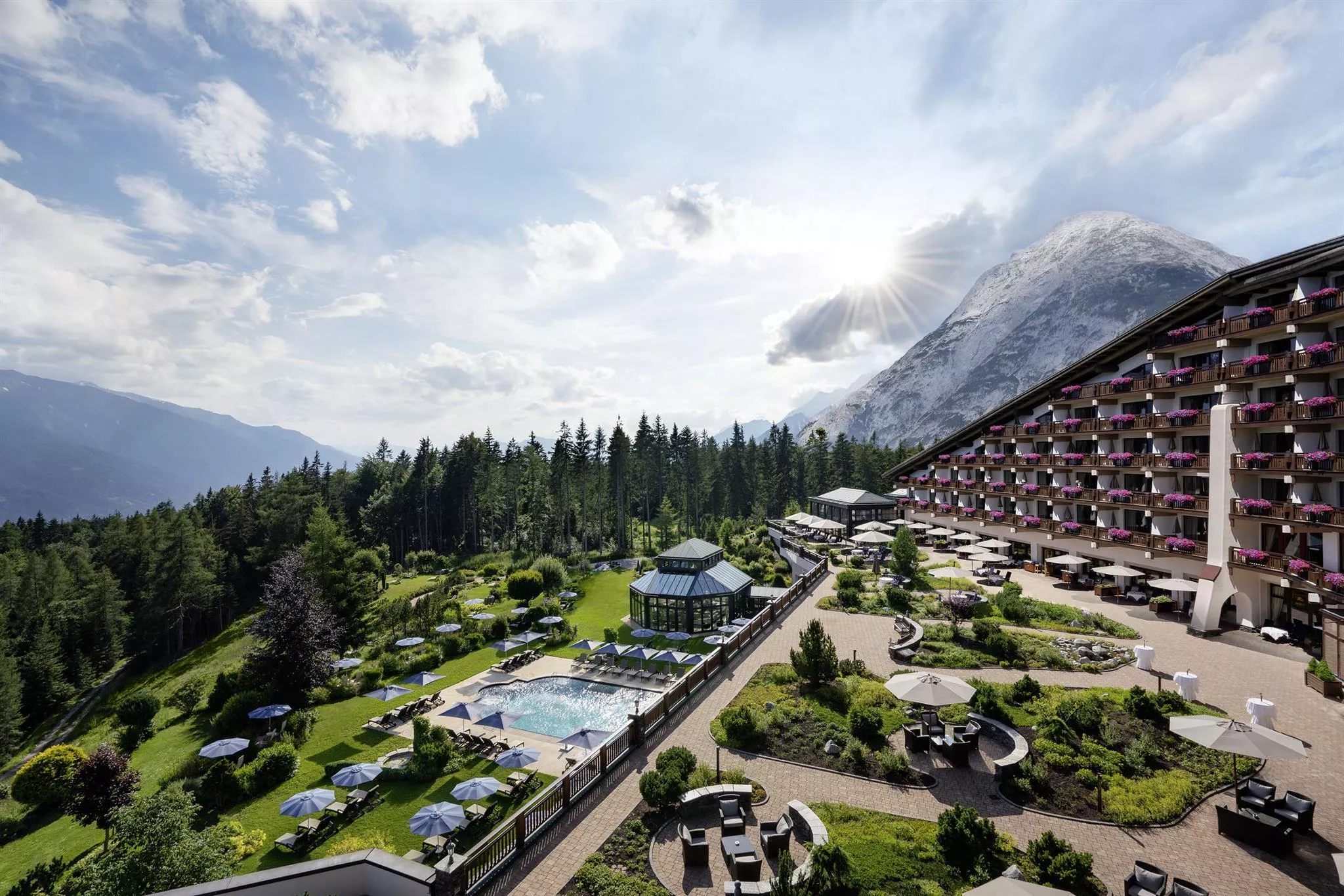 Interalpen-Hotel Tyrol in Buchen mit Garten, Pool und Bergkulisse