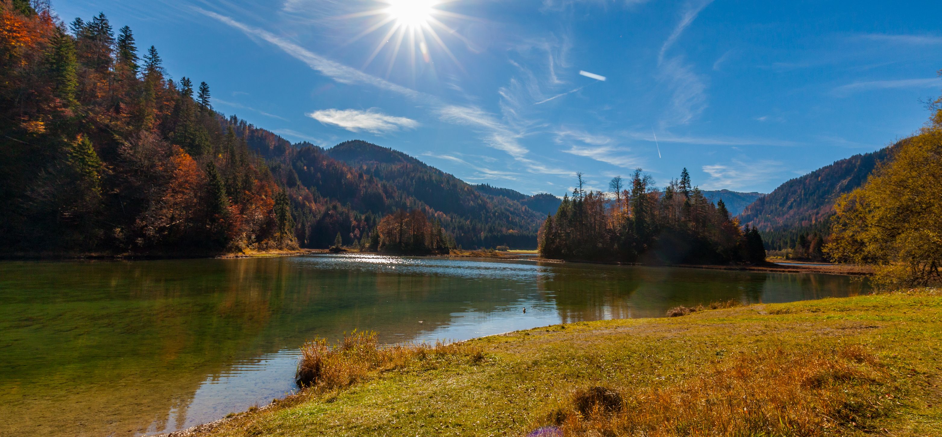 Weitsee bei Reit im Winkl mit bewaldeten Hängen im Herbst