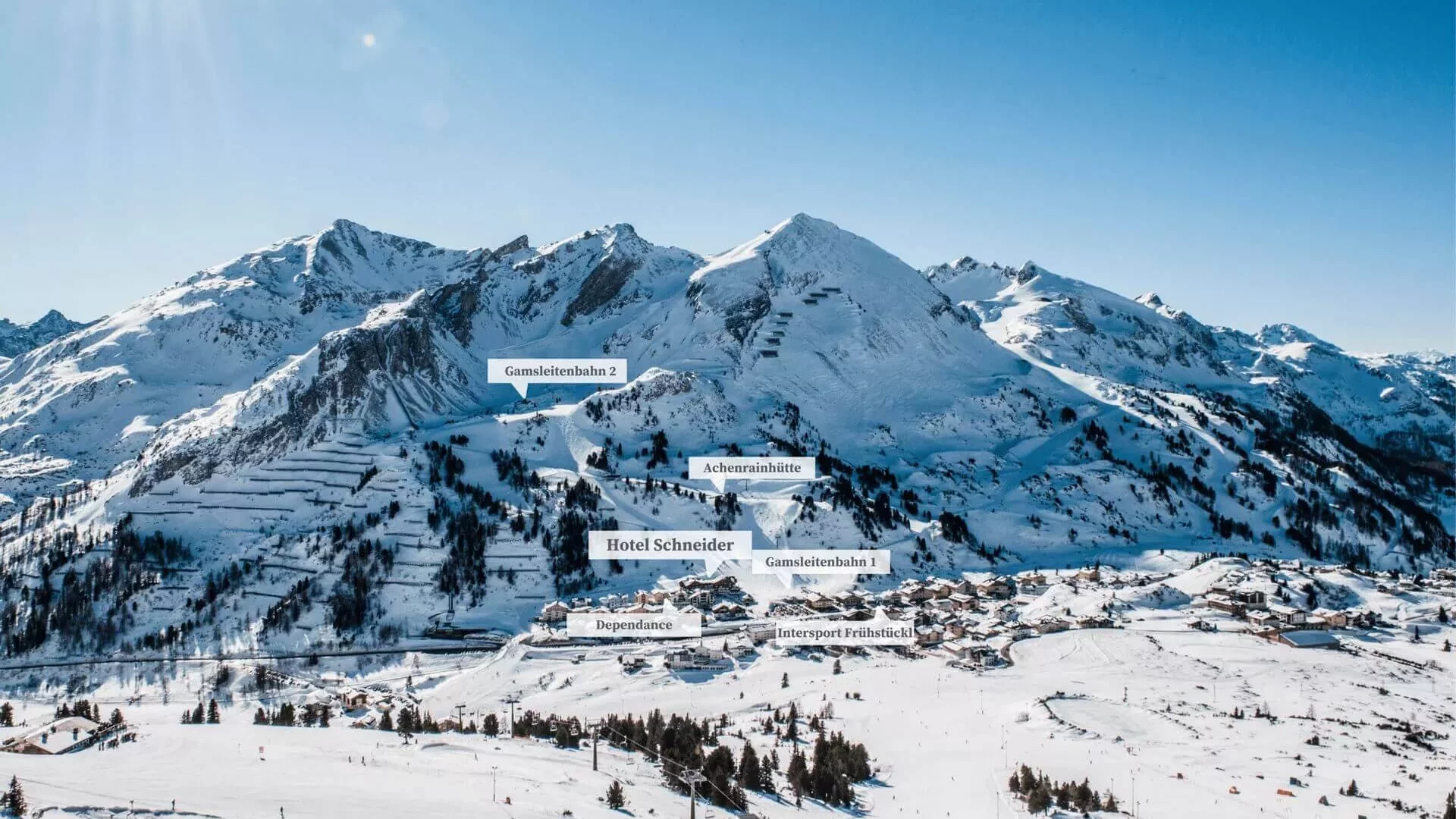Beschrifteter Überblick über Hotel Schneider und die verschneite Berglandschaft von Obertauern
