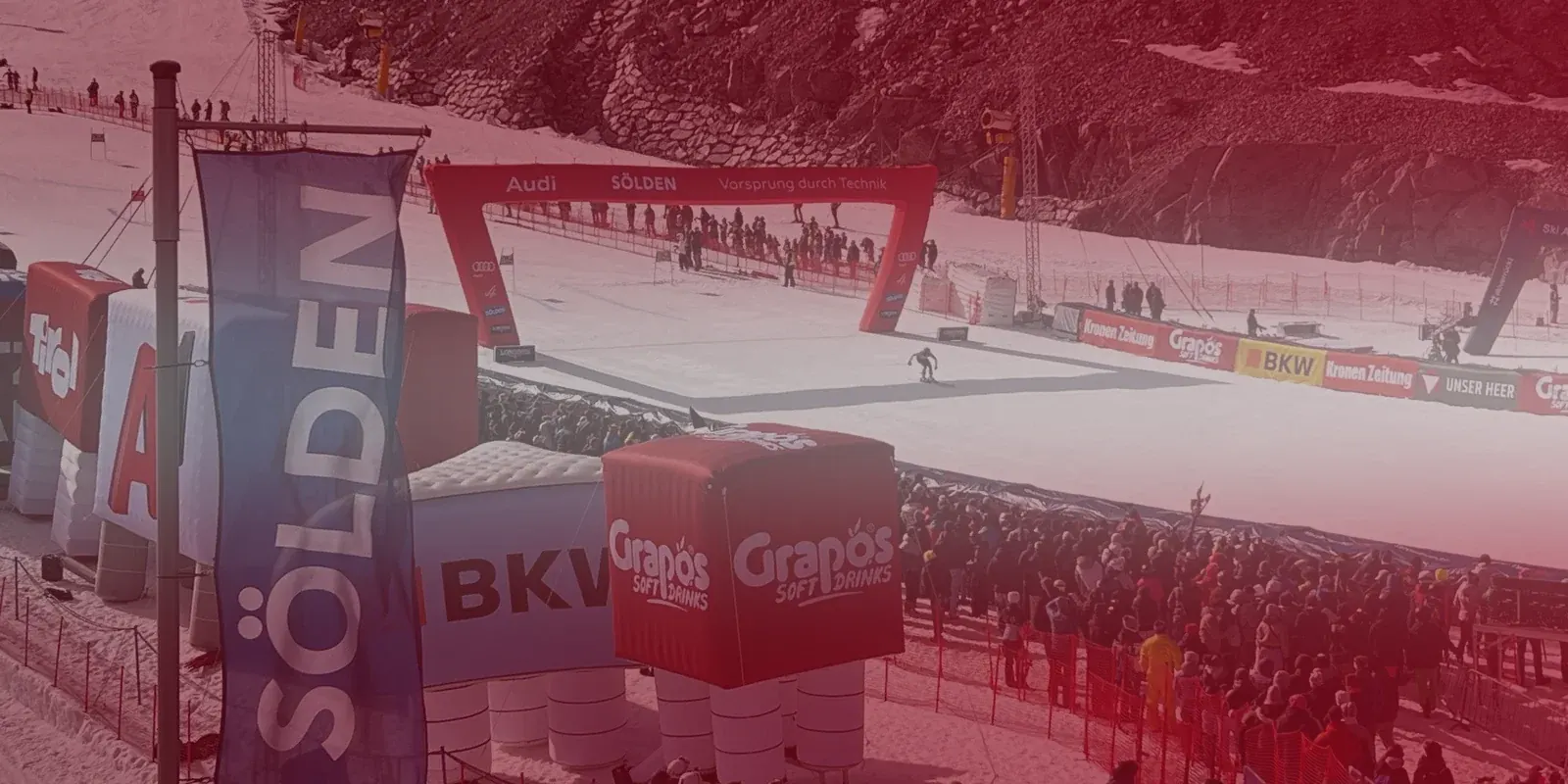 Zielbereich am Rettenbachgletscher in Sölden beim Weltcup-Auftakt 2024, ein Läufer fährt ins Ziel