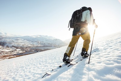 Die robusten Materialien der 3L Post-Consumer Nylon Tracksuit Bottoms halten dich im Schnee stets warm und trocken.