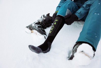 FALKE bietet Socken für Freizeit-Skifahrer und fortgeschrittene Athleten.